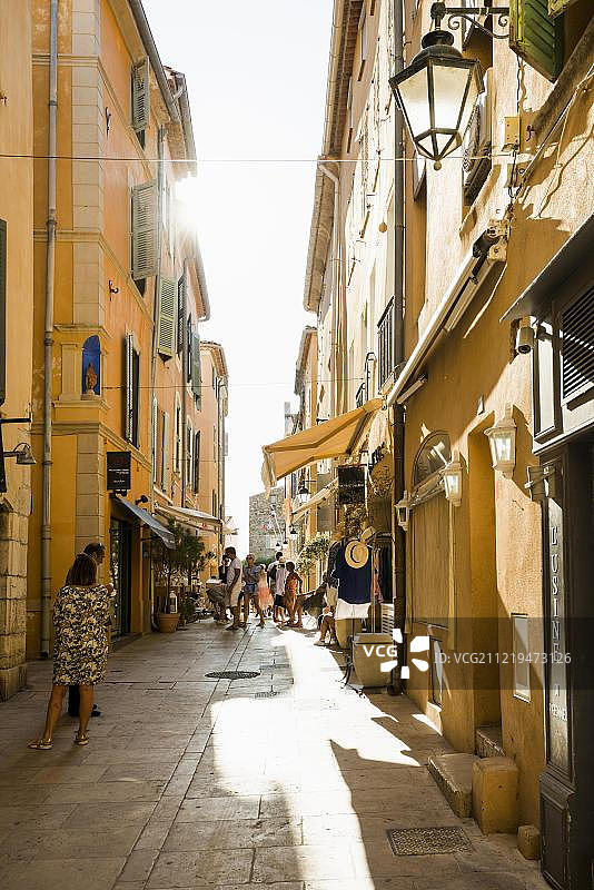 法国圣特罗佩老城小巷中的行人图片素材