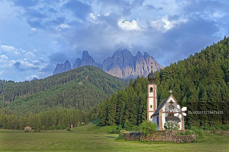 圣约翰教堂与盖斯勒峰背景，拉努伊，维尔诺斯塔尔，南蒂罗尔，意大利，欧洲图片素材