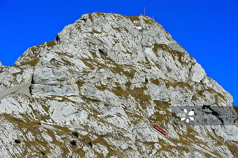 瑞士皮拉图斯山陡峭铁路线上的红色轨道车图片素材