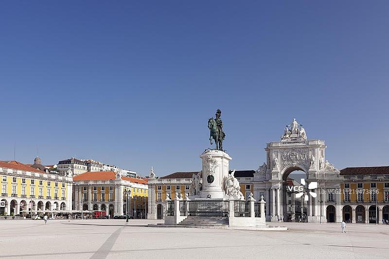 奥古斯塔街凯旋门、若泽一世国王骑马雕像，商业广场，里斯本，葡萄牙，欧洲图片素材