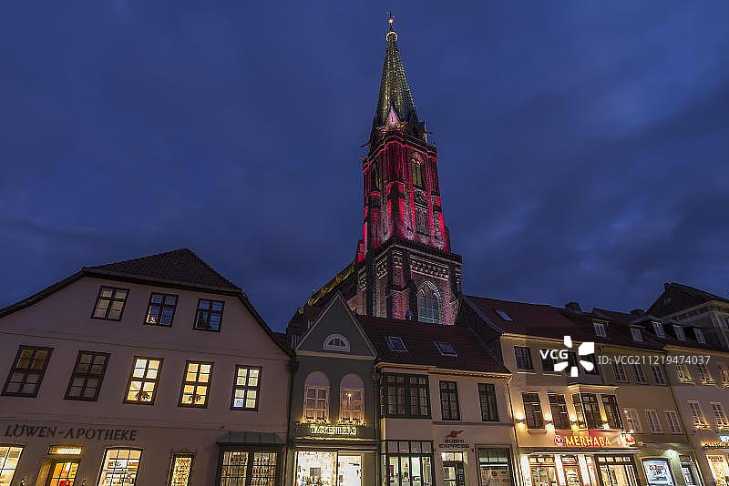 新哥特式尼古拉教堂,圣诞节期间被彩色灯光照亮,位于吕讷堡老城区前,德国下萨克森州图片素材