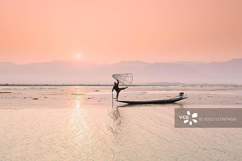 茵莱湖渔民在长尾船上采用独特的腿划姿势，缅甸，亚洲图片素材