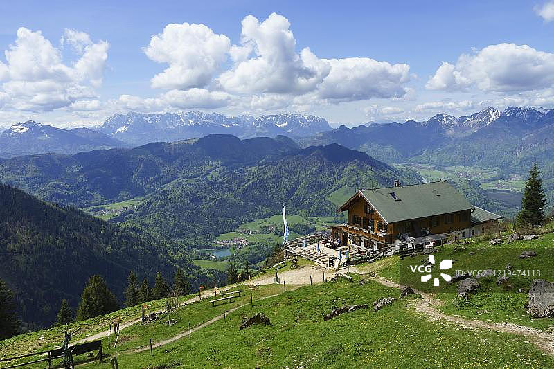 霍赫根山的小屋，背景是狂野皇帝山，德国巴伐利亚州上巴伐利亚马夸特斯坦图片素材