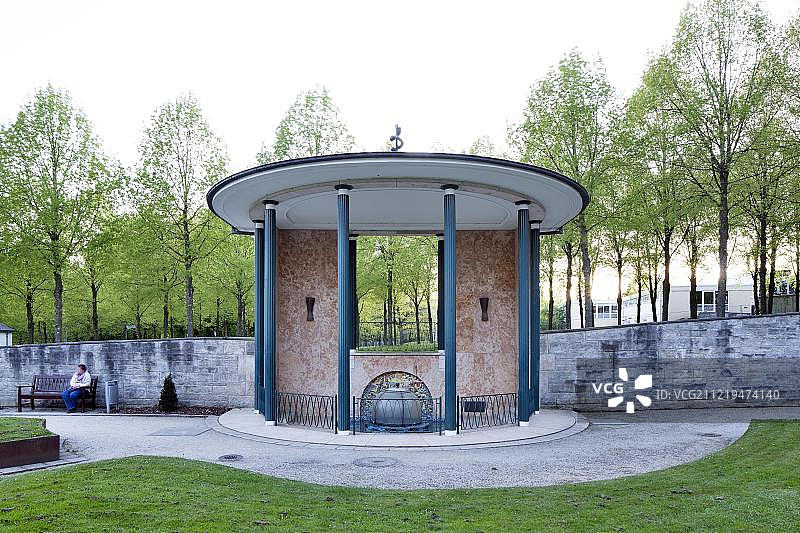 海伦泉，温泉花园中的喷泉，德国下萨克森州巴特皮尔蒙特图片素材