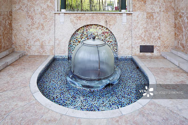 海伦泉，温泉花园中的喷泉，德国下萨克森州巴特皮尔蒙特图片素材