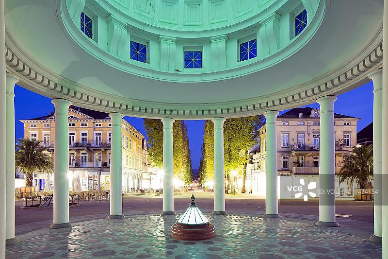 德国巴特皮尔蒙特温泉区的大厅和喷泉寺庙图片素材