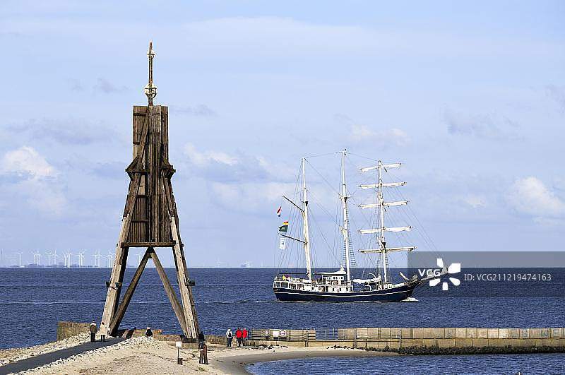 库格尔巴克与帆船，位于易北河入海口，库克斯哈芬市地标，德国下萨克森州图片素材