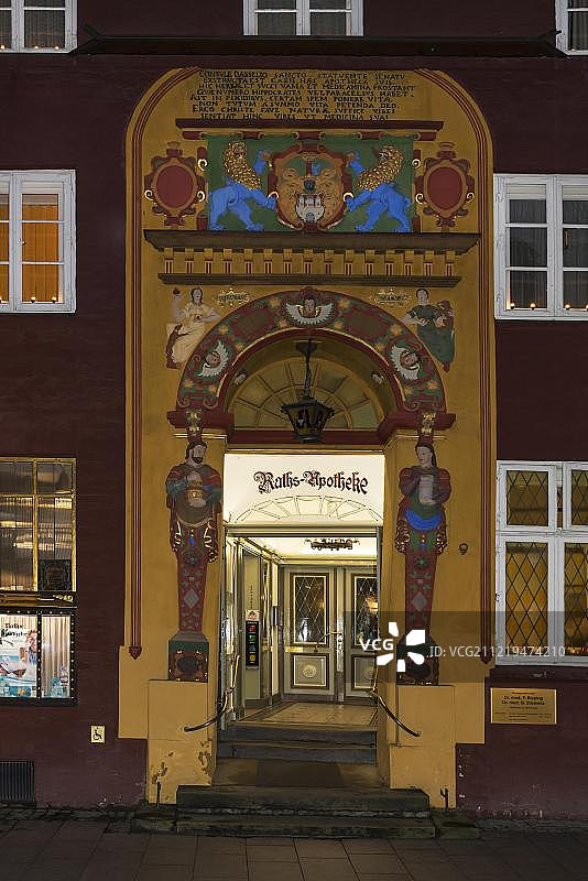 吕讷堡老市政厅药房的文艺复兴风格入口，德国下萨克森州图片素材