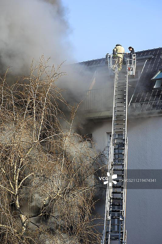房屋窗户冒出的烟雾，消防云梯执行任务，德国柏林莫阿比特图片素材