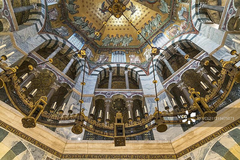 德国亚琛大教堂的圆顶和八角形天花板马赛克图片素材