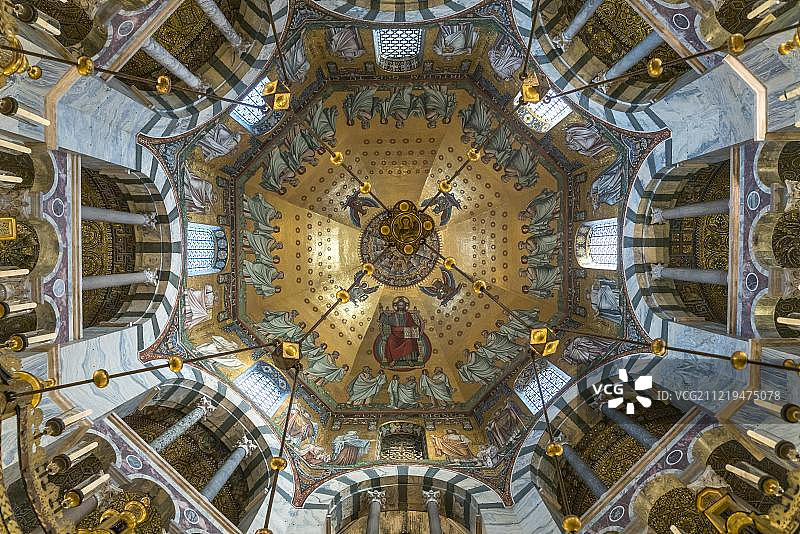 德国亚琛大教堂的圆顶和八角形天花板马赛克图片素材