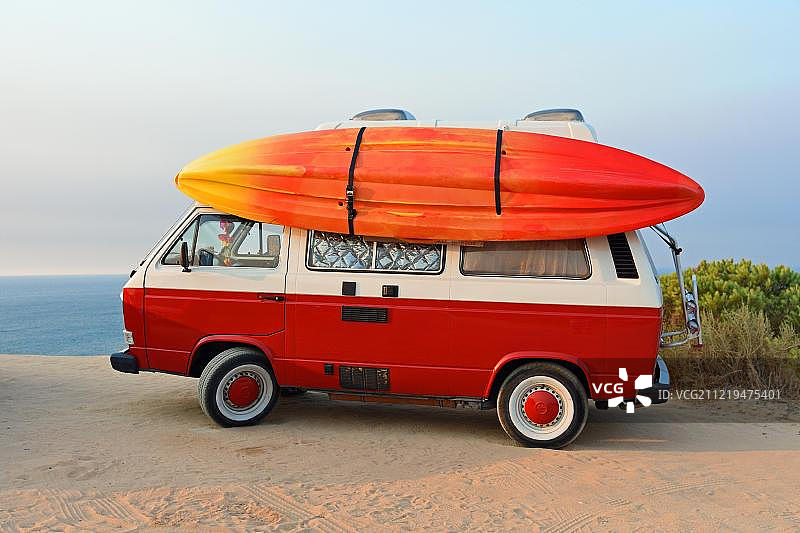 葡萄牙阿尔加维玛丽娜海滩的VW巴士与皮划艇图片素材