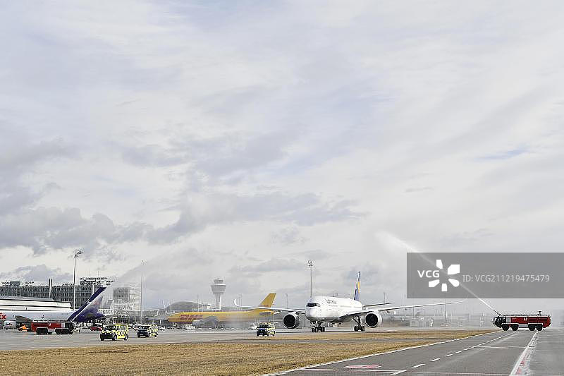 汉莎空客A350-900首航在慕尼黑机场接受水门仪式（德国巴伐利亚州）图片素材