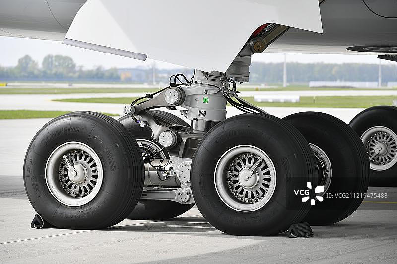 德国上巴伐利亚慕尼黑机场汉莎航空A350-900主起落架图片素材