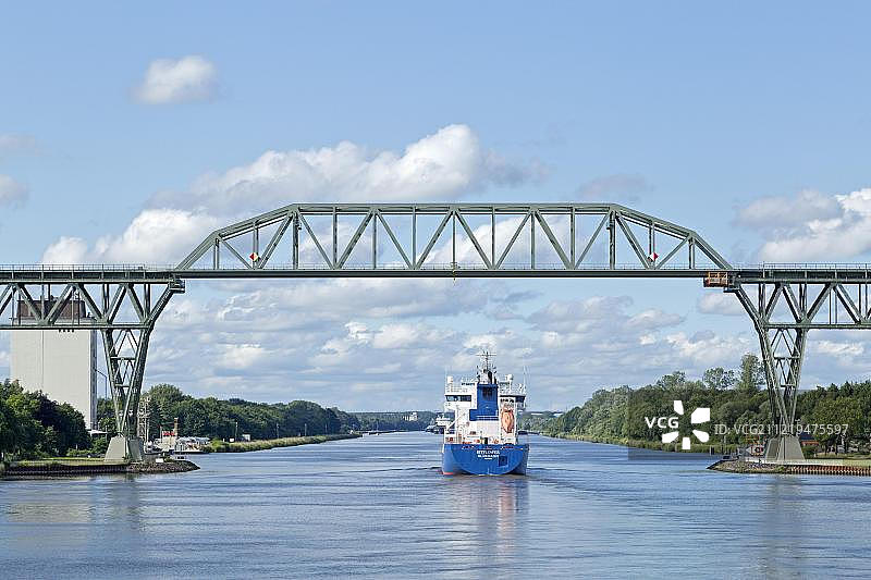 德国基尔运河Hochdonn铁路桥下的货船图片素材