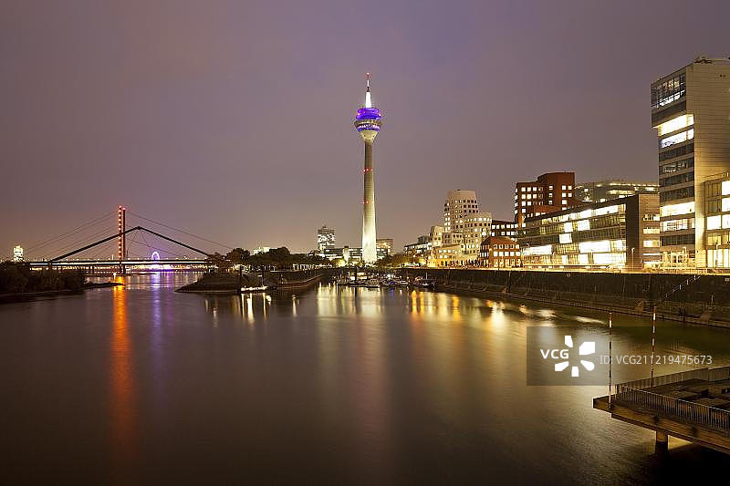 德国杜塞尔多夫莱茵电视塔和盖里建筑的媒体港口黎明景色图片素材