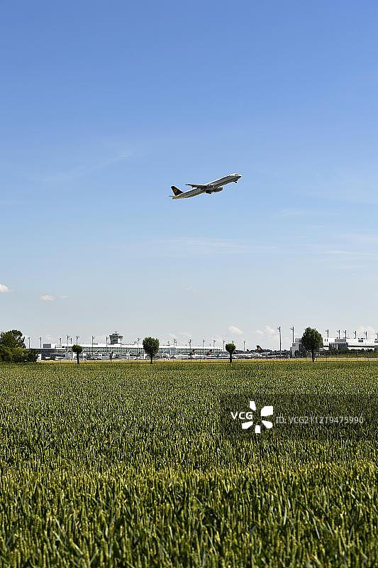 慕尼黑机场的汉莎航空A321飞机起飞场景图片素材