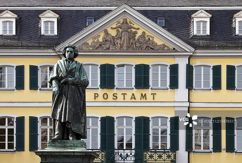 德国波恩明斯特广场主邮局前的贝多芬纪念碑图片素材