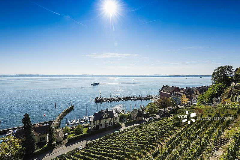 德国梅尔斯堡的下城区、港口和博登湖景色图片素材