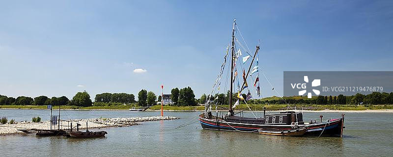 哈瑟尔特·阿克地标停靠在德国北莱茵-威斯特法伦州莱茵河畔蒙海姆图片素材