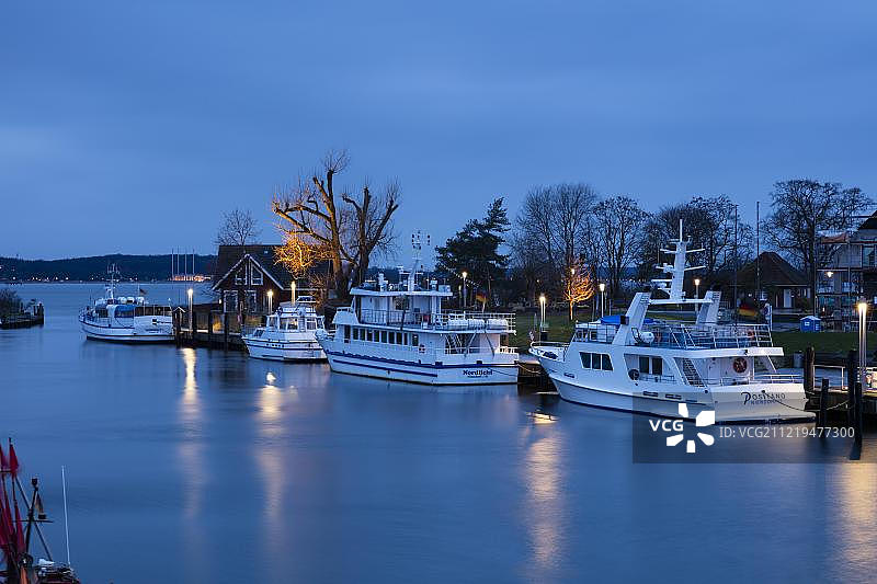 德国吕贝克湾波罗的海港口：黄昏时分的船只图片素材