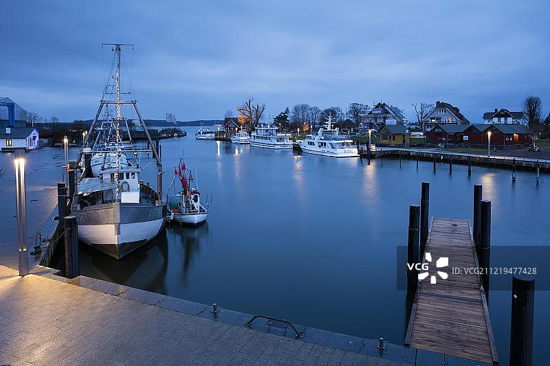 德国吕贝克湾波罗的海港口：黄昏时分的船只图片素材