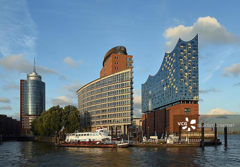 德国汉堡港口新城易北爱乐音乐厅和汉堡商贸中心大厦夜景图片素材