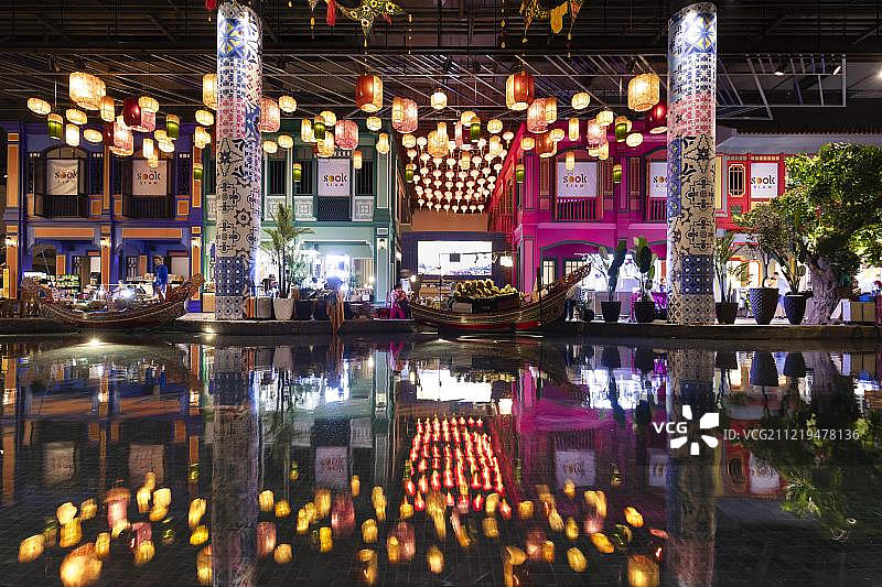 暹罗天地购物中心，水面倒映着灯笼，泰国曼谷吞武里空讪区，亚洲图片素材
