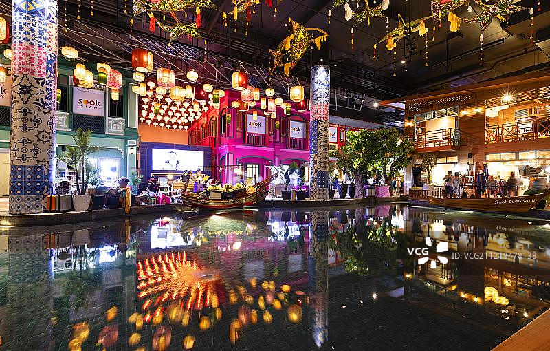 暹罗天地购物中心，水面倒映着灯笼，泰国曼谷吞武里空讪区，亚洲图片素材