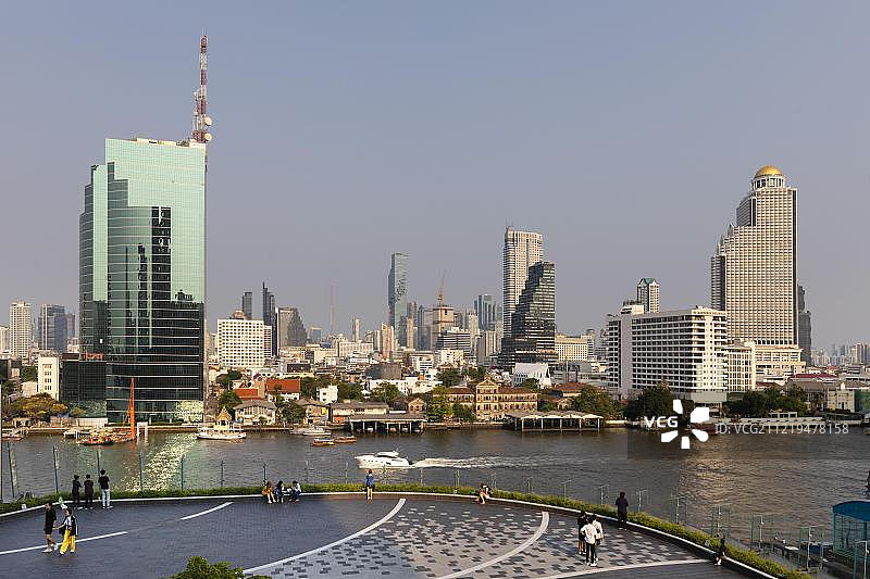 泰国曼谷暹罗天地全景：湄南河畔城市天际线图片素材
