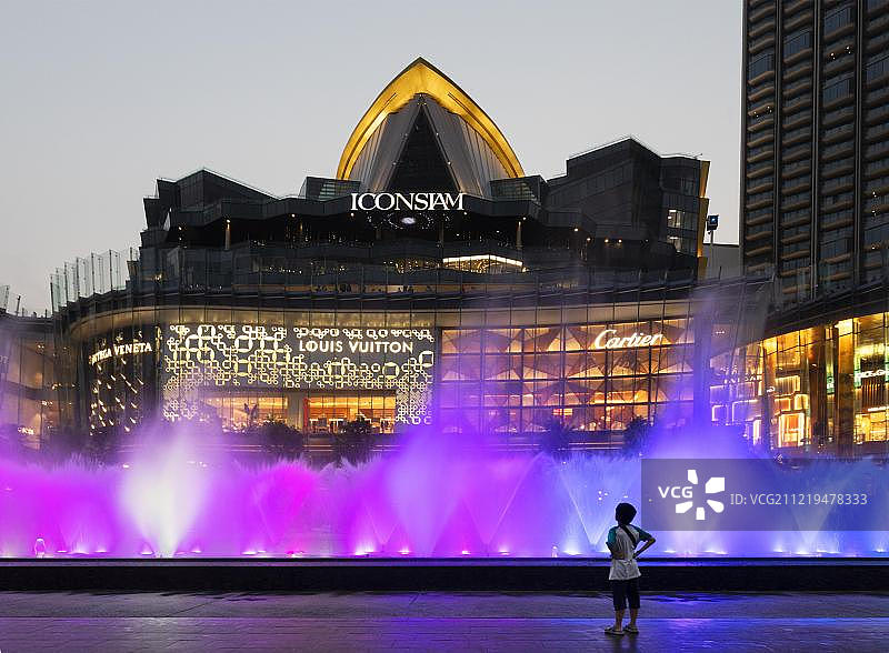 泰国曼谷暹罗百丽宫购物中心前的彩色喷泉水景图片素材