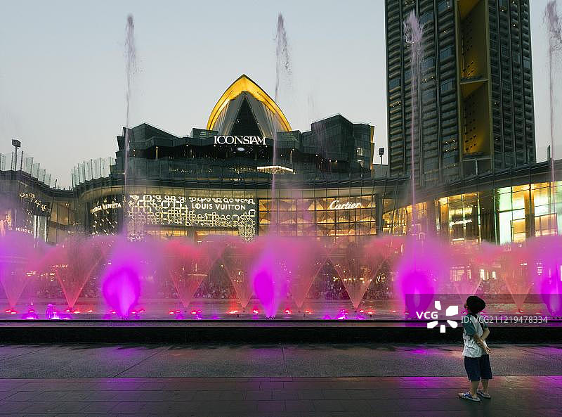 泰国曼谷暹罗百丽宫购物中心前的彩色喷泉水景图片素材