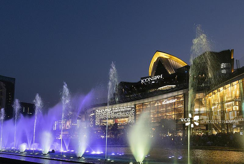 泰国曼谷暹罗百丽宫购物中心前的彩色喷泉水景图片素材