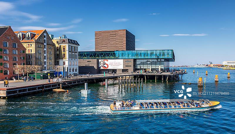 丹麦哥本哈根皇家剧院前的运河游船图片素材