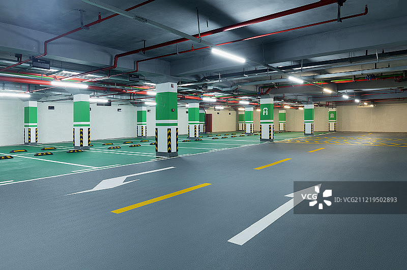 现代住宅小区的地下停车库图片素材