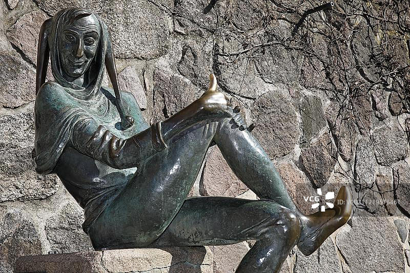 蒂尔·艾伦施皮格尔青铜雕塑，艾伦施皮格尔喷泉，德国石勒苏益格-荷尔斯泰因州莫尔恩图片素材