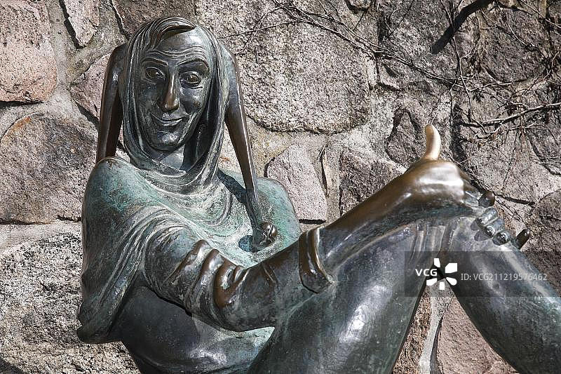 蒂尔·艾伦施皮格尔青铜雕塑，艾伦施皮格尔喷泉，德国石勒苏益格-荷尔斯泰因州莫尔恩图片素材