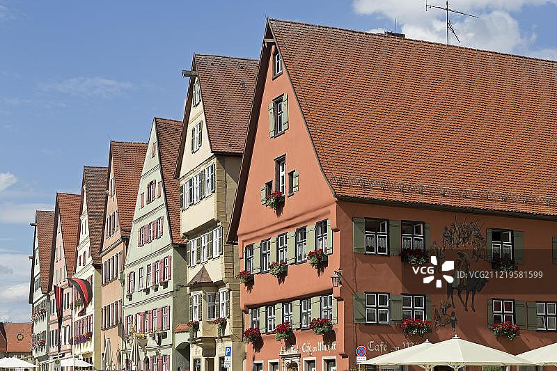 德国巴伐利亚州丁克斯比尔的三角墙房屋图片素材