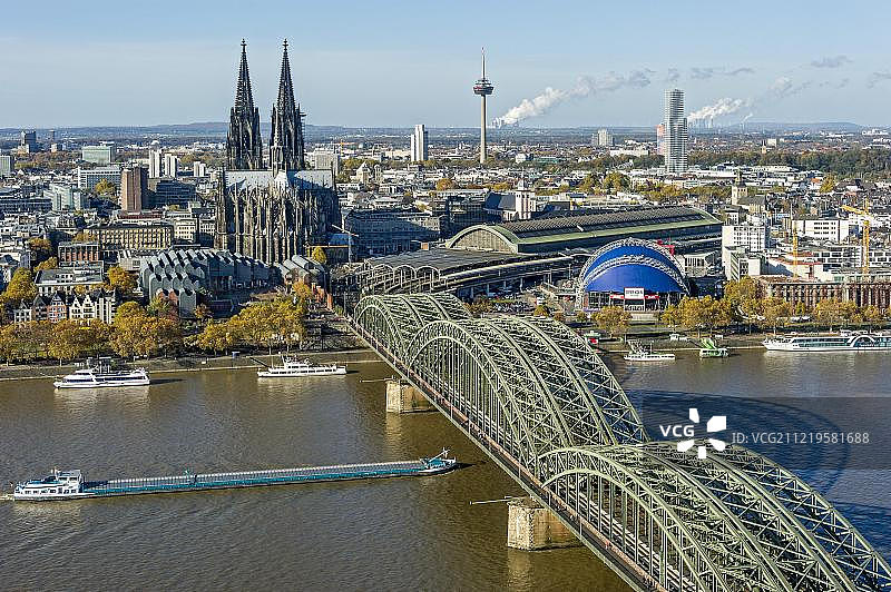 俯瞰莱茵河、科隆历史中心、货船、路德维希博物馆、科隆大教堂、霍亨索伦桥、中央车站、音乐穹顶、科隆电视塔和科隆塔,德国图片素材