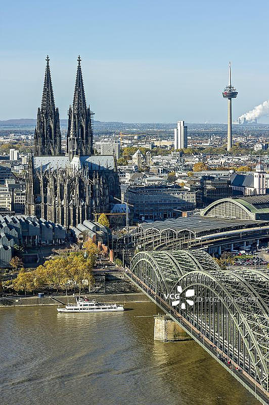 德国科隆莱茵河畔风光：路德维希博物馆、科隆大教堂、霍亨索伦桥、中央车站及电视塔图片素材