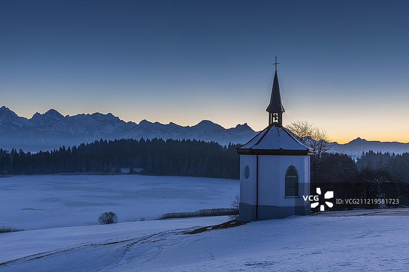 黑格拉茨里德池塘雪中的小教堂，在阿尔高阿尔卑斯山后，巴伐利亚图片素材