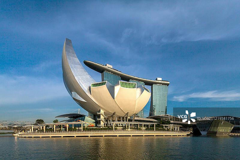 新加坡滨海湾金沙酒店与艺术科学博物馆图片素材