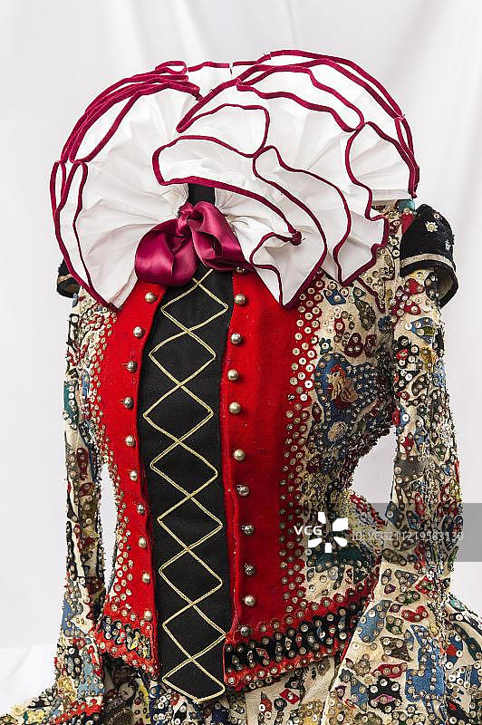 奥塞弗林瑟尔，带有褶皱、亮片、不同贴花设计的服装，奥地利施蒂利亚州巴德奥塞图片素材