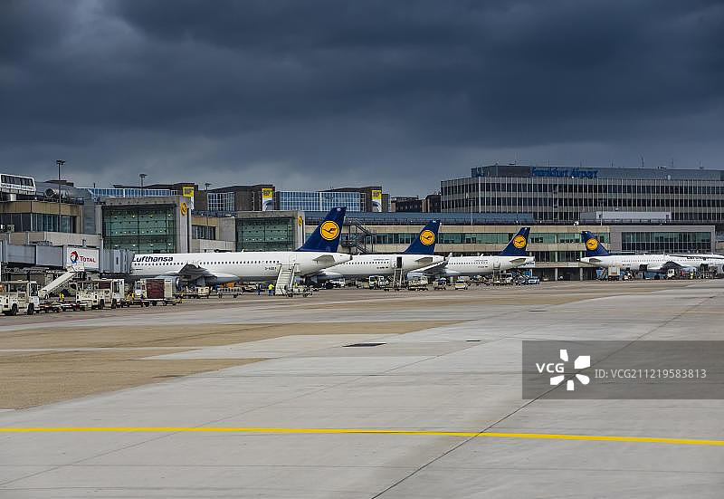法兰克福机场的德国汉莎航空公司飞机图片素材