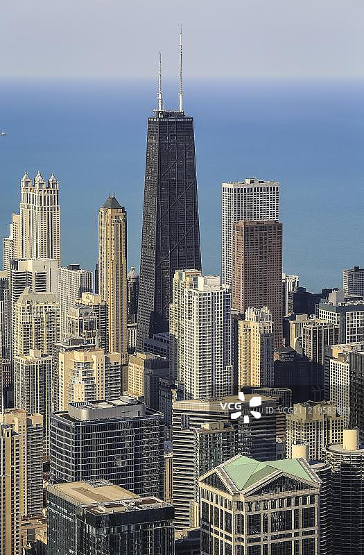 美国芝加哥汉考克中心与密歇根湖城市天际线图片素材