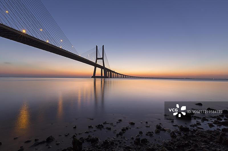 葡萄牙里斯本达伽马大桥 Tagus 河晚霞图片素材