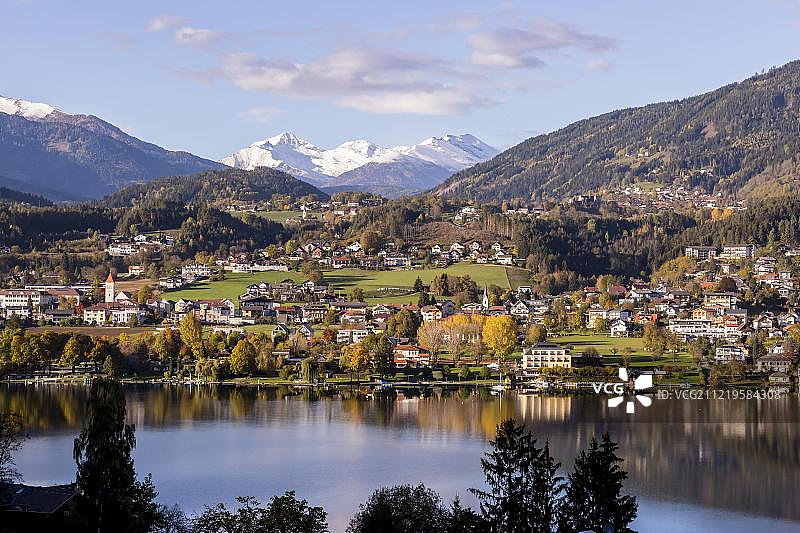 米尔施塔特湖畔的泽博登，秋季，奥地利克恩顿州泽博登，欧洲图片素材