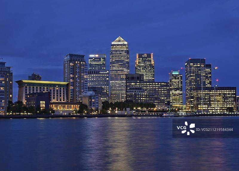 伦敦金丝雀码头金融区泰晤士河夜景图片素材