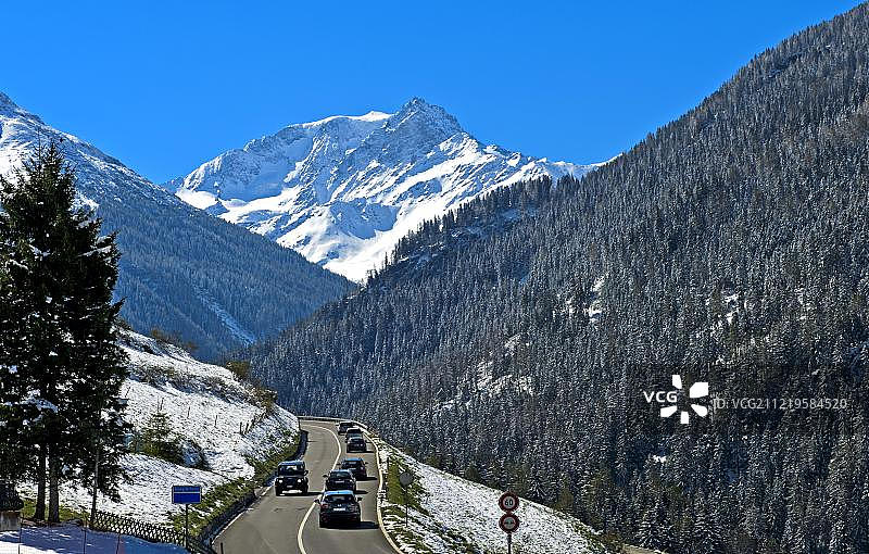 通往大圣伯纳德山口的路，背景是韦朗山，利德，瓦莱州，瑞士，欧洲图片素材