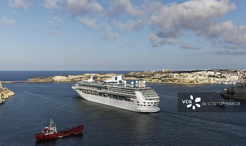 马耳他瓦莱塔大港，海洋传奇号邮轮图片素材